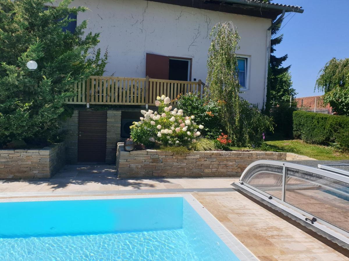 Mit Pool An Der Apfelstrasse *